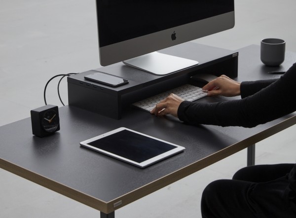 Desker의 무선충전 모니터 받침대